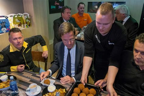 „ich kann sie nicht rausdrängen, sagte rutte. Mark Rutte eet Rutte menu bij cafetaria Friet van Piet ...