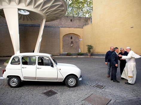 Papst franziskus ernannte die französische theologin nathalie becquart in das amt. Papst auf Spritztour mit geschenktem "Oldtimer" - religion ...