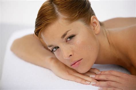 Jeune Femme Ayant Un Massage Image Stock Image Du Repos Détendu 8786041