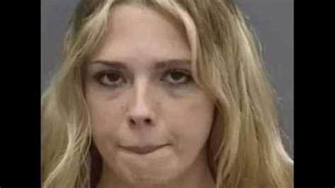 Mulher é presa após fingir ter anos e abusar sexualmente de adolescentes Roteiro Notícias