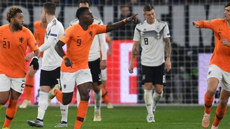 Mittlerweile distanzierten sich die ersten teilnehmer von der aktion. Fußball: Nach 2:2 gegen Deutschland: Presse feiert Oranje ...