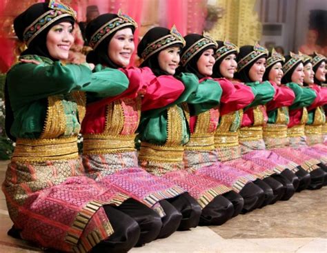 Setiap macam tarian, umumnya memiliki pola lantai yang hampir sama, karena jenisnya hanya dua macam. 9 Properti Tari Saman Lengkap Beserta Gambar Dan Deskripsi
