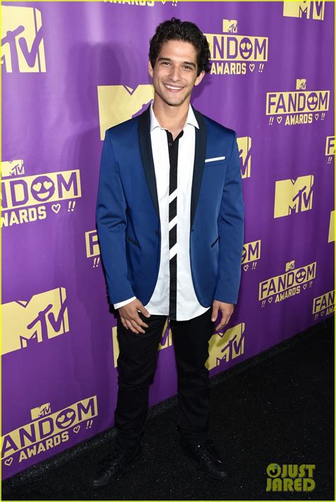 Photo Teen Wolfs Tyler Posey Strips Down On Stage At Mtv Fandom Awards
