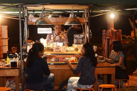 Dalam membuka baut, mur dan sekrup yang macet memang sangat memerlukan teknik dan cara yang benar agar dapat dibuka. Konsep Kedai Kopi Kaki Lima - Asia