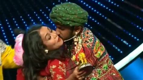 Indian Idol 11 Neha Kakkar Gets Forcibly Kissed By Contestant Netizens React Strongly News