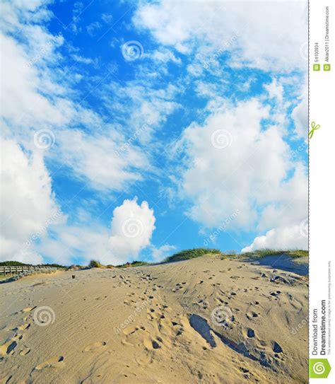 Duna Di Sabbia Sotto Un Cielo Nuvoloso Fotografia Stock Immagine Di