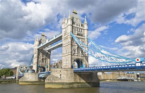 De Brug Van De Toren In Londen Het Uk In De Mooie Zomer D Stock Foto