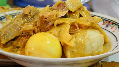 Lontong gulai atau lontong sayur adalah makanan indonesia yang berasal dari minangkabau, sumatra barat. Katupek Pitalah Gulai Nangka- Ketupat sayur