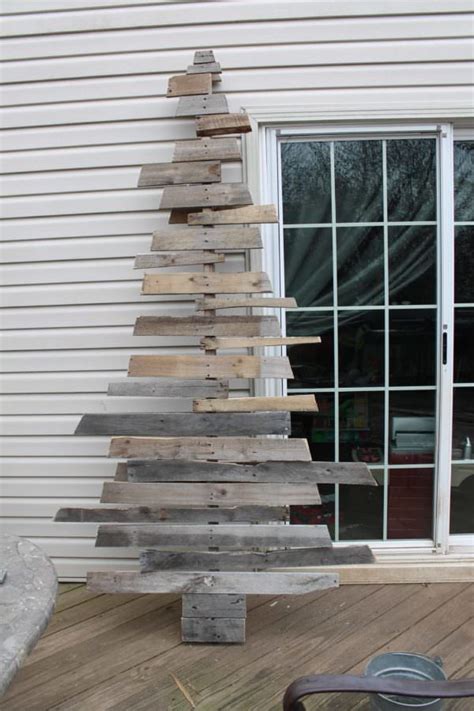 Cool Two Pallet Christmas Tree Thats Low Profile 1001