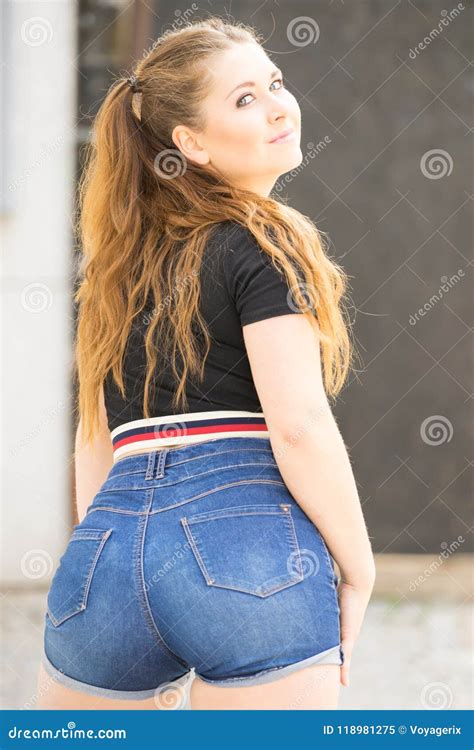 在观点的少年女孩后 库存图片 图片 包括有 屁股 注视的 牛仔裤 轻率 青少年 女性 衣裳