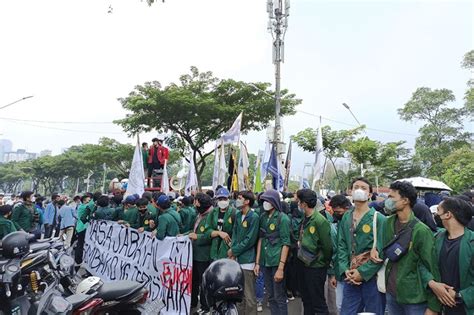 Dipimpin Mobil Komando Ratusan Mahasiswa Mulai Long March Ke Gedung Dpr