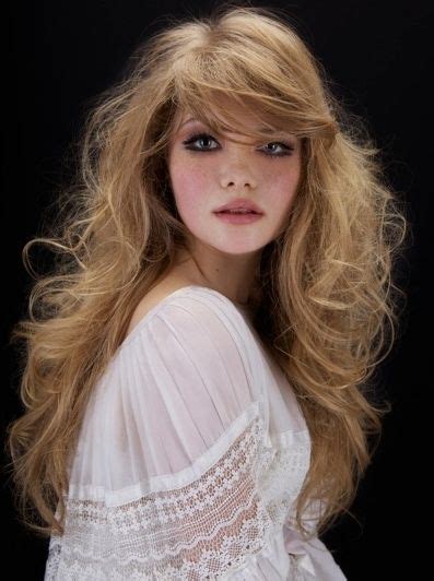 35 Best Glamorous 70s Feathered Hair Style Looks
