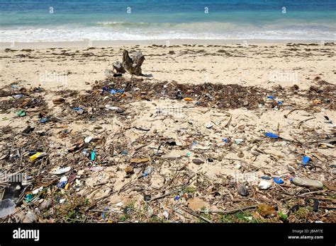 Basura En La Playa Los Residuos En Las Arenas Provoca Contaminación