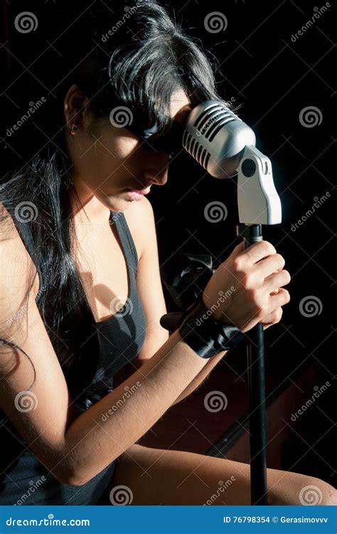 Mujer Que Canta Con Las Manos Atadas Foto De Archivo Imagen De