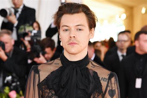 Met Gala 2019 Harry Styles Wears Earring And Heeled Shoes On Red