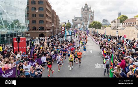 Tcs London Marathon 2022 Takes Place Today Runners Run Past Tower