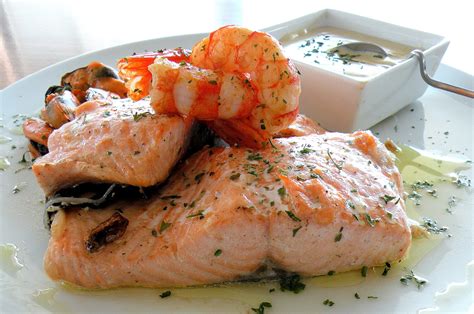 El salmón es el rey entre los pescados azules, siendo una alternativa versátil, llena de nutrientes y perfecta para hacer de forma simple al horno. ¿Vitat que está bo?: Salmón al horno y salsa roquefort