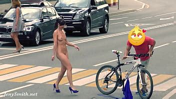 Paseando Desnuda Va Por La Calle Desnuda Esta Mujer
