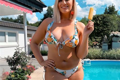 Angelina Kirsch Curvy Model Zeigt Sich Nackt Im Pool