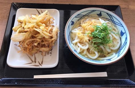 丸亀製麺昭和白金店で、鴨葱うどん並320、天丼ご飯140、鶏天160、〆て620円也。 duck and green onion udon, chicken tempuraand green onion domburi rice bowl at the showa_shirokane branch of marukame_udon in nagoya city. 丸亀製麺の『野菜かき揚げ』が圧倒的なボリュームで超 ...