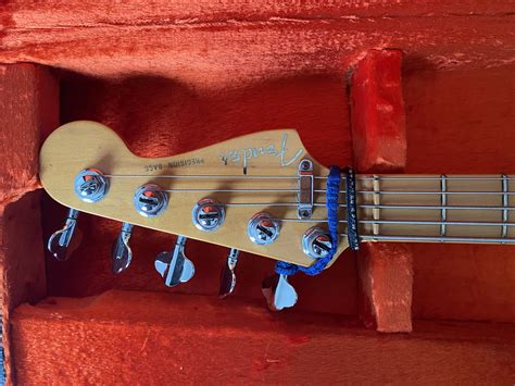 American Deluxe Precision Bass V Fender Audiofanzine