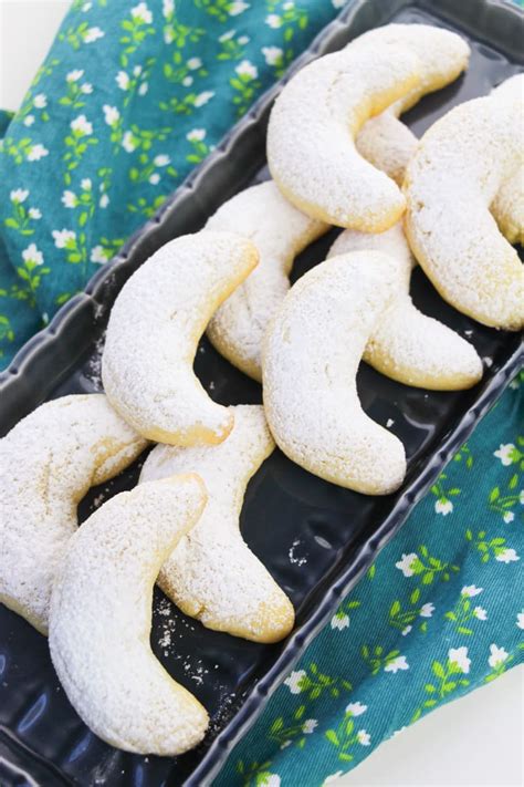 Almond Crescent Cookies Holiday Cookies Vegos