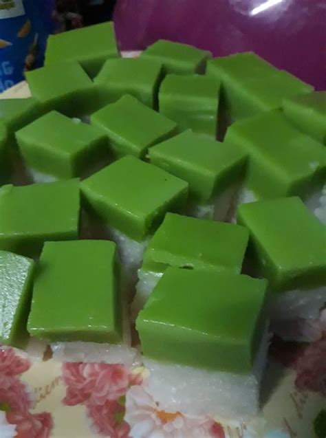 This pandan seri muka uses natural colours from the blue pea flowers and pandan leaves and it great to serve as afternoon snack. Resepi Pulut Seri Muka Pandan | Iluminasi