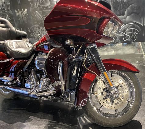Harley Davidson Cvo Road Glide Custom Touring 2015 Doccasion à Laval