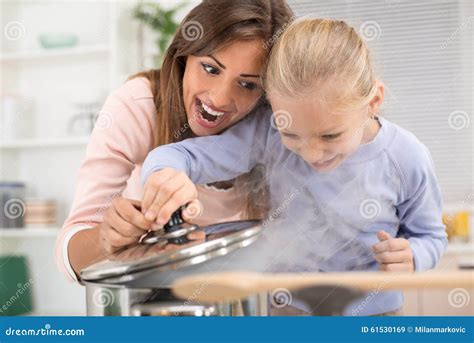 Madre E Hija En La Cocina Imagen De Archivo Imagen De Interior 61530169