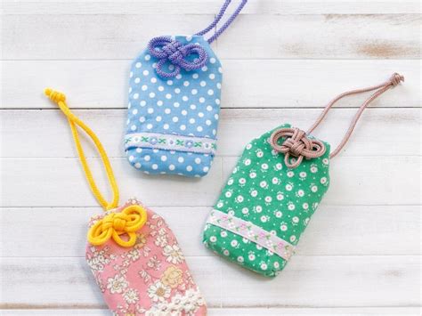 少しの布で簡単に作れる！かわいい手作りお守り袋の作り方｜ぬくもり | Coin purse, Sunglasses case, Purses