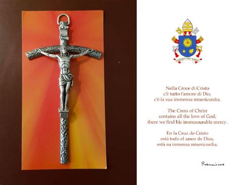 El Papa Francisco Regaló 40000 Crucifijos A Los Fieles En La Plaza San