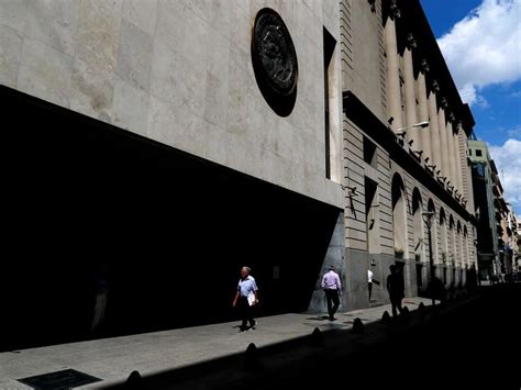 Bolsa De Argentina Cae En Línea Con Tendencia Global Plaza Atenta A Cuestiones Políticas