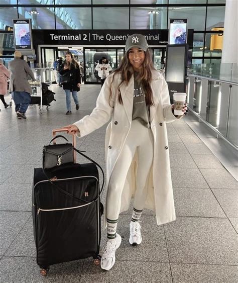 The Chicest Winter Airport Outfits For Traveling Nyc Winter Outfits