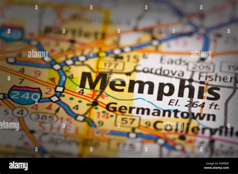 primer plano de memphis tennessee en un mapa de carreteras de los estados unidos fotografía de