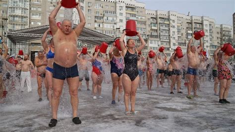 Hunderte Russen übergiessen Sich Mit Kaltem Wasser Das Ist Der Grund