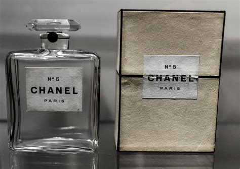 Chanel N°5 Le Parfum Des Parfums Glamour Mythique Et Dramatique