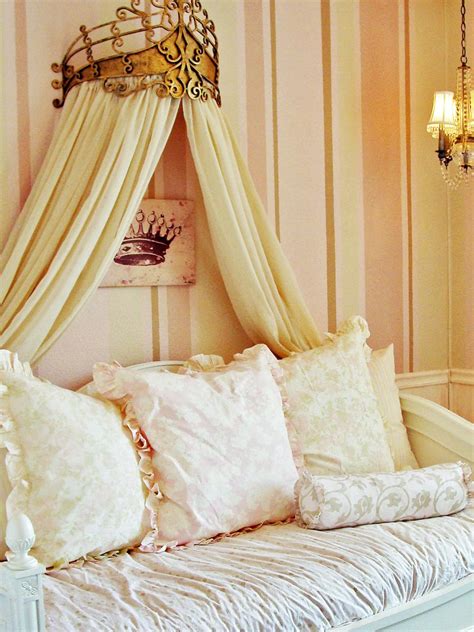 A shabby chic bedroom is a heaven for those of you who love antique and secondhand products. 33 Cute And Simple Shabby Chic Bedroom Decorating Ideas ...