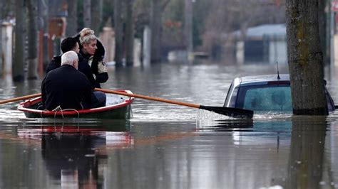 Paris Floods Hundreds Evacuated As Rising Seine Threatens Louvre