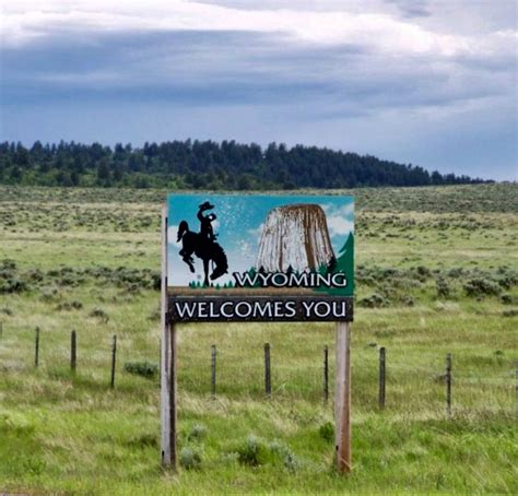 Wyoming Welcomes You Sign Wyomingmontana Border Wyoming Highway