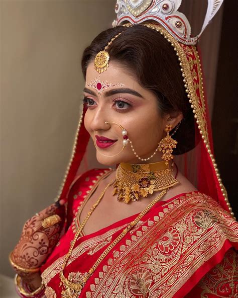 Pin By Rinku Singh On Bridal Makeup In 2020 Indian Wedding Hairstyles Bengali Bridal Makeup