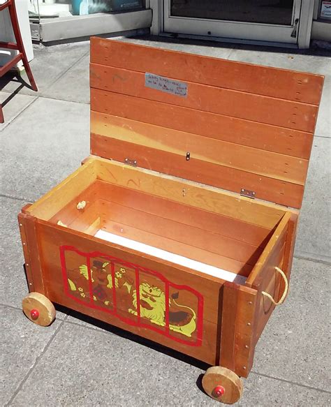 Uhuru Furniture And Collectibles Sold Rolling Vintage Toy Chest 60