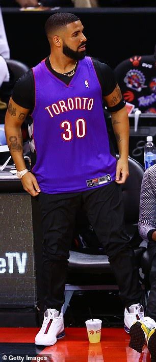 Drake Wears Vintage Toronto Raptors Jersey Of Steph Curry S Father Dell To Game One Of Nba