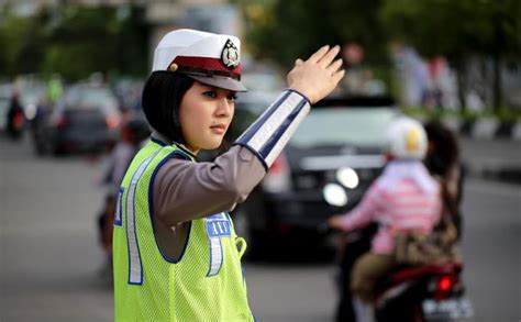 Indonesian Policewoman Hijab Vs Non Hijab