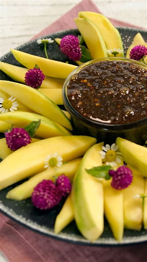 Green Mango With Sweet And Spicy Dipping Sauce Nam Pla Wan Recipe In 2019 Mango Dipping