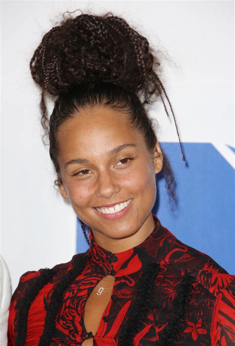 To Bronze Or Not To Bronze Alicia Keys And Her No Makeup Look Celebs