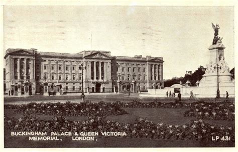 Vintage Postcard Buckingham Palace And Queen Victoria Memorial London