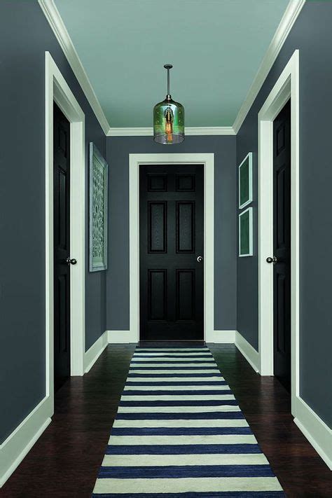 25 pasillos pintados en dos colores con un fantástico resultado