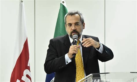 💡 o ministro milton ribeiro conversou, em seu gabinete, com a pedagoga vania carvalho, uma das precursoras da educação domiciliar no brasil, e a engenheira de software da gemini trust company, juliana louback, que foi adepta da educação domiciliar e conquistou uma carreira de sucesso. PERFIL: Quem é o novo ministro da Educação, Abraham ...