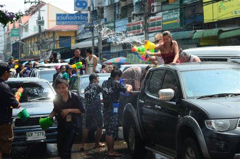 gente que celebra songkran festival tailandés del año nuevo agua en las calles lanzando el