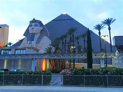 Aqua And Coral Imagery The Beautiful Pyramid Las Vegas Luxor Hotel